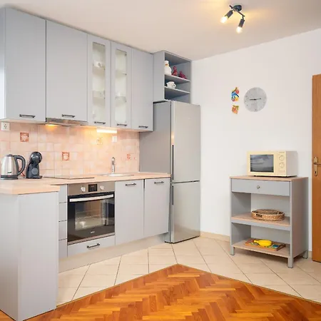 Sea View With Free Parking Apartment *