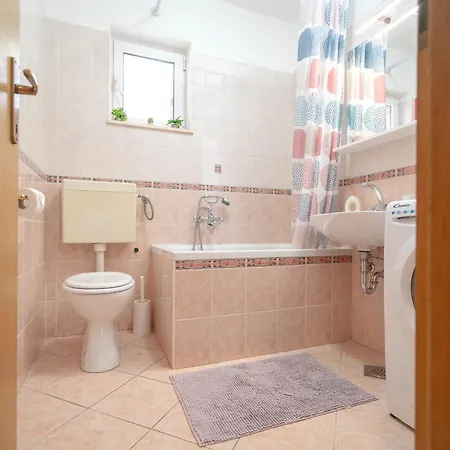 Sea View With Free Parking Apartment *