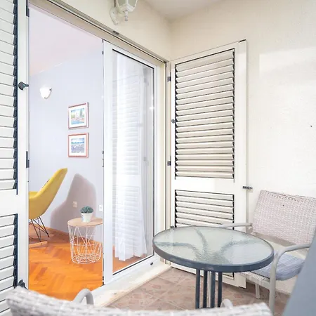 Sea View With Free Parking דירה