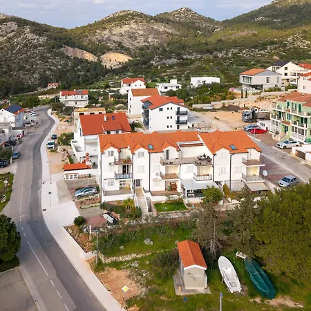 Sea View With Free Parking דירה *