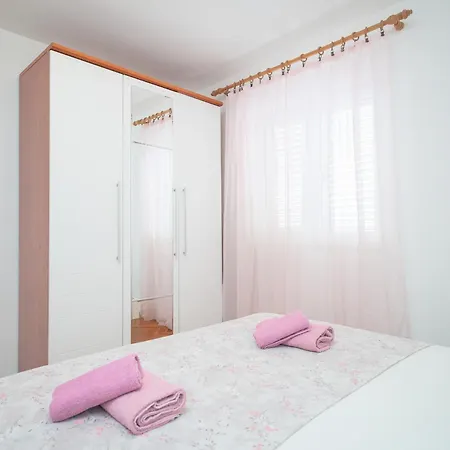 Sea View With Free Parking Apartment